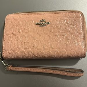 Peach/pink Coach wallet. Good condition.